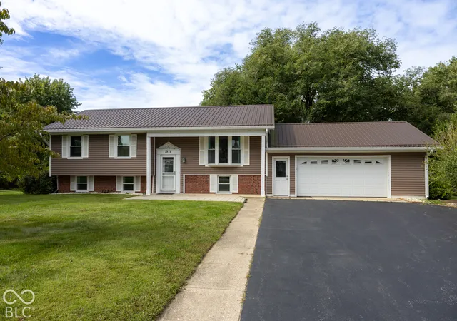 Photo 1 of Single family home for sale at 1975 W Crescent Dr, Crawfordsville, IN 47933 | MLS# 22128316 | Listing updated on 2026-09-30