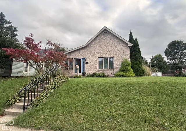 Photo 2 of Single family home for sale at 511 W Market, Crawfordsville, IN 47933 | MLS# 22128337 | Listing updated on 2026-10-01