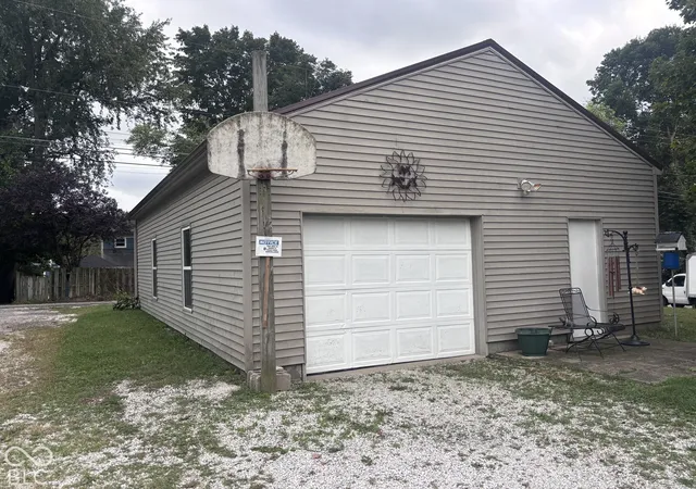 Photo 3 of Single family home for sale at 511 W Market, Crawfordsville, IN 47933 | MLS# 22128337 | Listing updated on 2026-10-01
