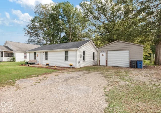 Photo 2 of Single family home for sale at 581 W 625 South, Columbus, IN 47201 | MLS# 22128374 | Listing updated on 2026-10-06