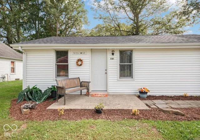 Photo 3 of Single family home for sale at 581 W 625 South, Columbus, IN 47201 | MLS# 22128374 | Listing updated on 2026-10-06