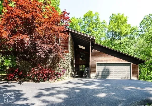 Photo 1 of Single family home for sale at 1018 Wildwood Ln, New Albany, IN 47150 | MLS# 22128417 | Listing updated on 2026-10-10