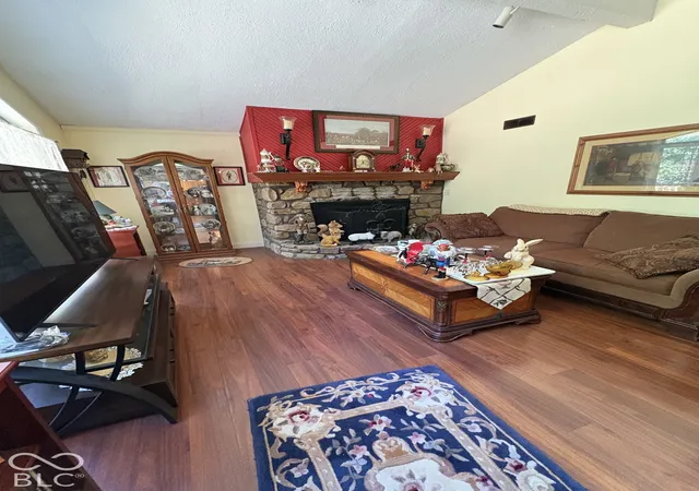 Photo 3 of Single family home for sale at 1018 Wildwood Ln, New Albany, IN 47150 | MLS# 22128417 | Listing updated on 2026-10-10
