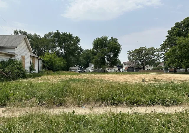 Photo 1 of Sale Pending at 122 N Belmont Ave, Indianapolis, IN 46222 | MLS# 22128438 | Listing updated on 2026-09-30