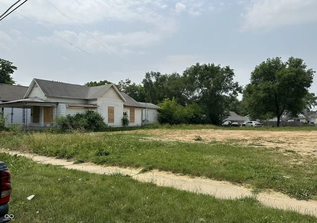 Photo 3 of Sale Pending at 122 N Belmont Ave, Indianapolis, IN 46222 | MLS# 22128438 | Listing updated on 2026-09-30