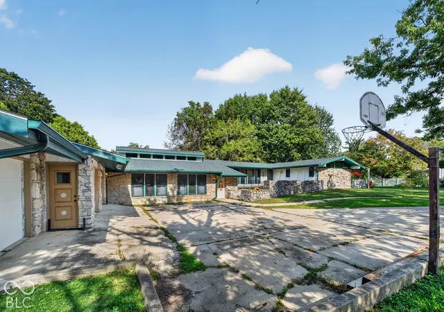 Photo 4 of Single family home for sale at 2112 W Sun Valley Pkwy, Muncie, IN 47303 | MLS# 22128471 | Listing updated on 2026-10-08