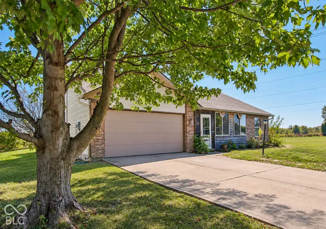 Photo 2 of Sale Pending at 1421 Wilford Ln, Indianapolis, IN 46229 | MLS# 22128490 | Listing updated on 2026-10-04