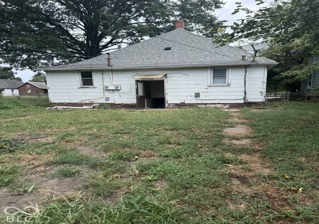 Photo 4 of House for sale at 1535 8th Avenue, Terre Haute, IN 47804 | MLS# 22128492 | Listing updated on 2026-09-28