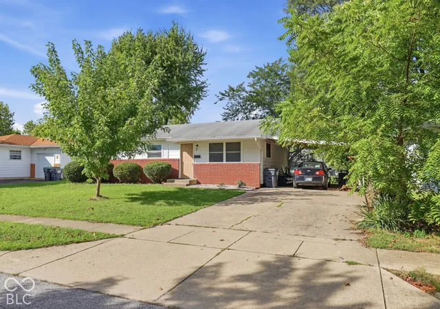 Photo 1 of Single family home for sale at 7 Crestview, Greenwood, IN 46143 | MLS# 22128496 | Listing updated on 2026-09-29