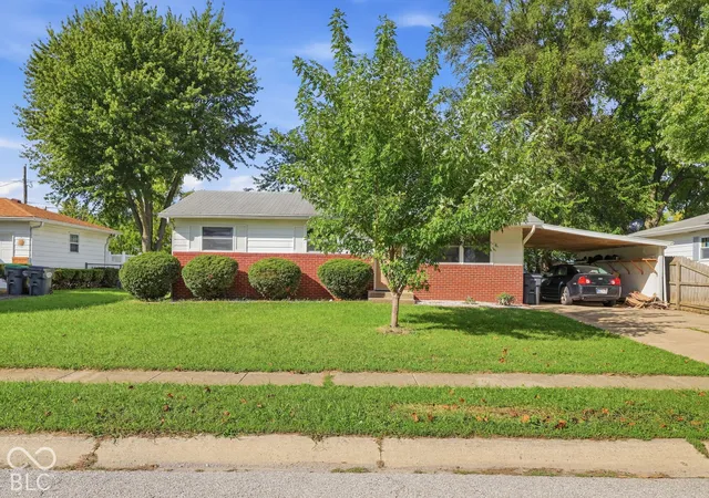 Photo 2 of Single family home for sale at 7 Crestview, Greenwood, IN 46143 | MLS# 22128496 | Listing updated on 2026-09-29