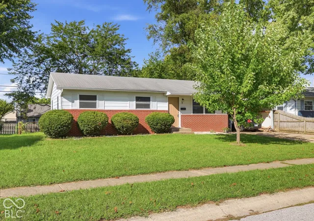 Photo 3 of Single family home for sale at 7 Crestview, Greenwood, IN 46143 | MLS# 22128496 | Listing updated on 2026-09-29