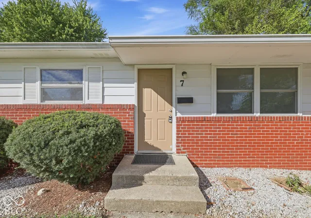 Photo 3 of Single family home for sale at 7 Crestview, Greenwood, IN 46143 | MLS# 22128496 | Listing updated on 2026-09-29