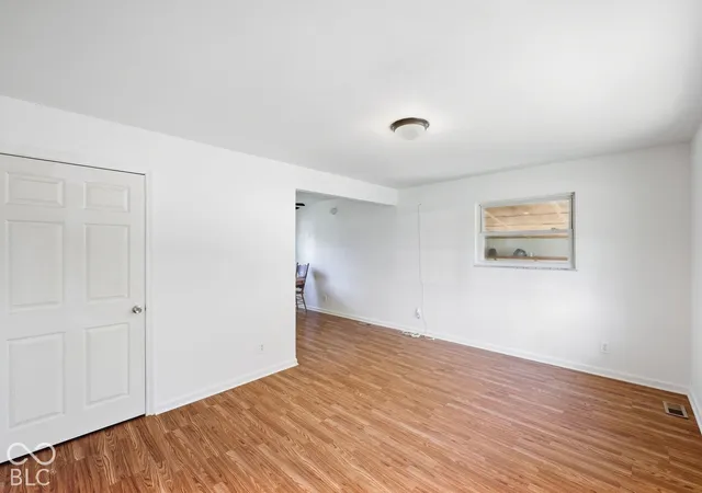 Photo 4 of Single family home for sale at 7 Crestview, Greenwood, IN 46143 | MLS# 22128496 | Listing updated on 2026-09-29