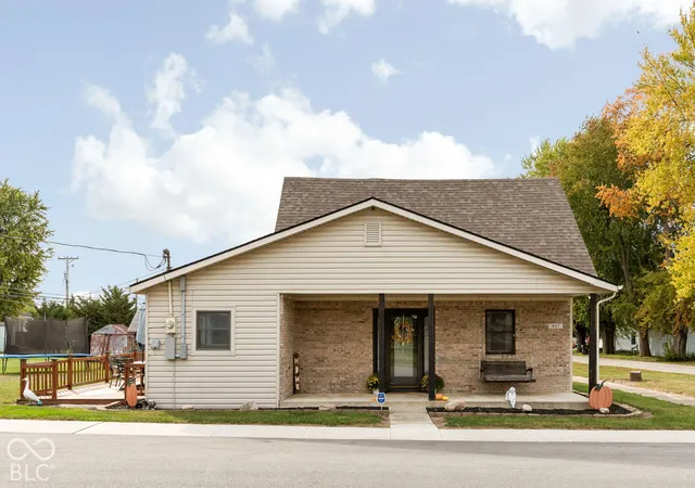 Photo 2 of Sale Pending at 407 Walnut St, Frankton, IN 46044 | MLS# 22128527 | Listing updated on 2026-10-04