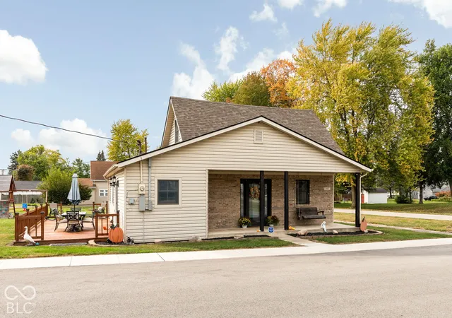 Photo 3 of Sale Pending at 407 Walnut St, Frankton, IN 46044 | MLS# 22128527 | Listing updated on 2026-10-04