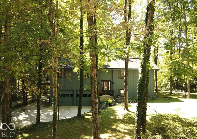 Photo 2 of Single family home for sale at 6534 Lake Forest Dr, Avon, IN 46123 | MLS# 22128587 | Listing updated on 2026-09-30