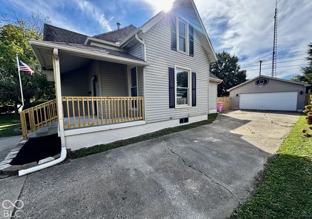 Photo 3 of Single family home for sale at 307 Meadow Ave, Crawfordsville, IN 47933 | MLS# 22128592 | Listing updated on 2026-09-30