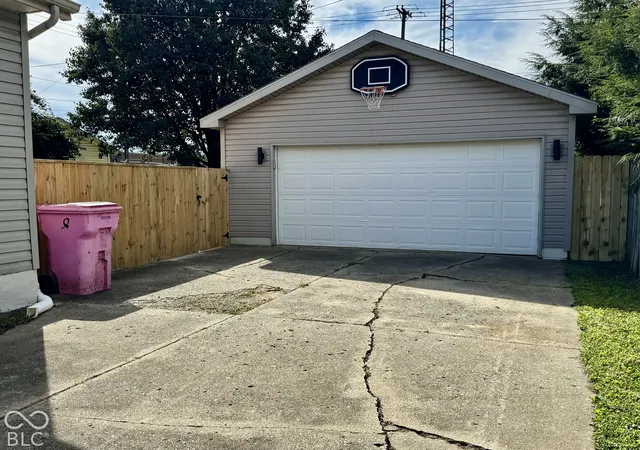 Photo 4 of Single family home for sale at 307 Meadow Ave, Crawfordsville, IN 47933 | MLS# 22128592 | Listing updated on 2026-09-30