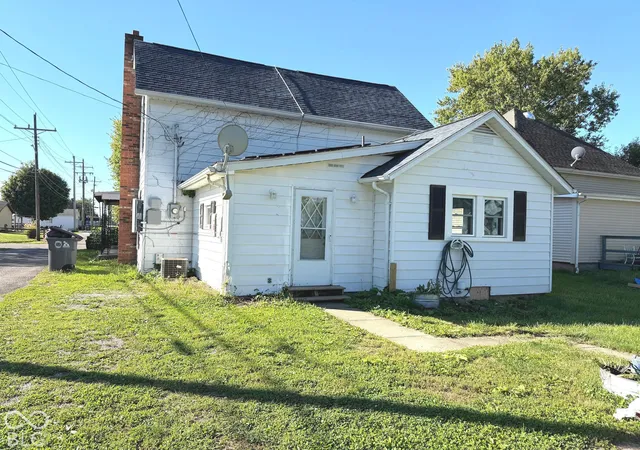 Photo 3 of Single family home for sale at 820 W 9th Street, Rushville, IN 46173 | MLS# 22128593 | Listing updated on 2026-09-30