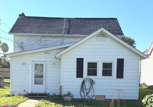 Photo 3 of Single family home for sale at 820 W 9th Street, Rushville, IN 46173 | MLS# 22128593 | Listing updated on 2026-09-30