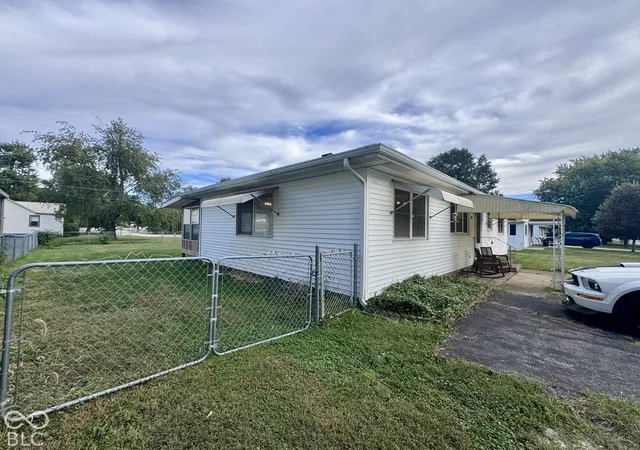 Photo 3 of Single family home for sale at 1412 Southside Dr, Crawfordsville, IN 47933 | MLS# 22128613 | Listing updated on 2026-10-02