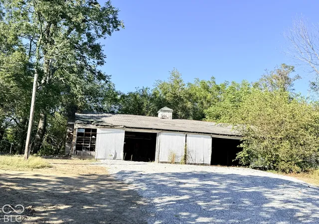 Photo 3 of Sale Pending at 5450 S State Rd 47, Crawfordsville, IN 47933 | MLS# 22128614 | Listing updated on 2026-10-03