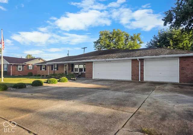 Photo 3 of Single family home for sale at 265 Taggart Dr, Seymour, IN 47274 | MLS# 22128635 | Listing updated on 2026-09-30