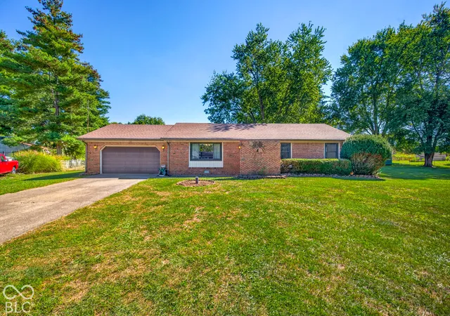 Photo 2 of Single family home for sale at 130 Brookside Ct, Franklin, IN 46131 | MLS# 22128676 | Listing updated on 2026-10-04