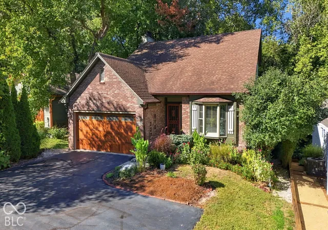 Single family home for sale at 650 W Oak St, Zionsville, IN 46077 | MLS# 22128685