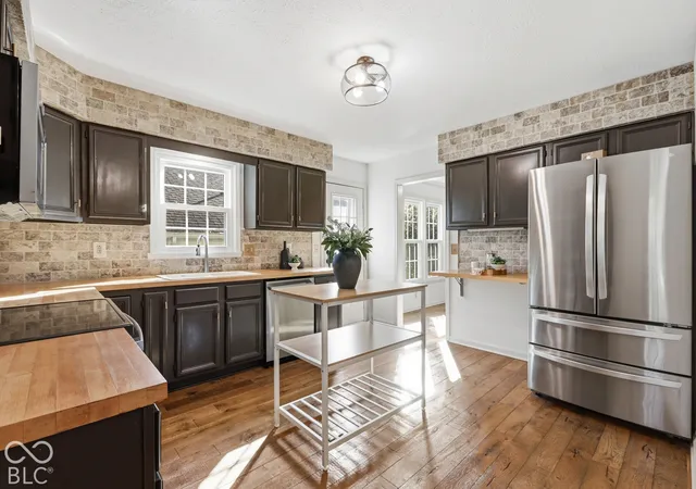 Photo 4 of Single family home for sale at 650 W Oak St, Zionsville, IN 46077 | MLS# 22128685 | Listing updated on 2026-10-29