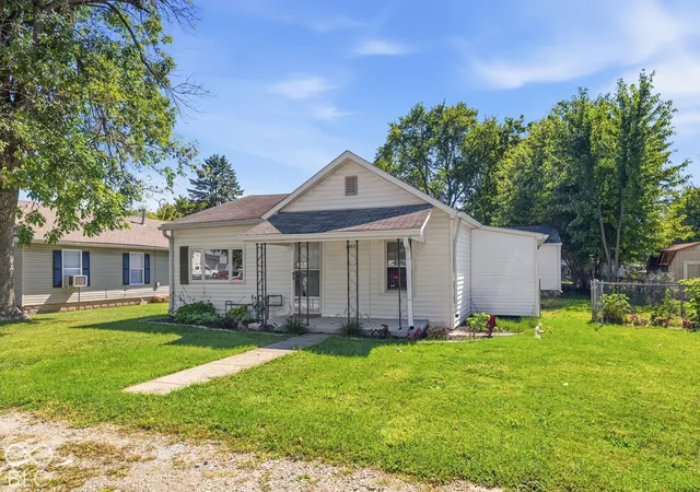 Photo 2 of Single family home for sale at 1033 E 3rd Street, Greenfield, IN 46140 | MLS# 22128686 | Listing updated on 2026-09-30
