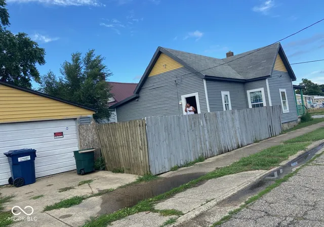 Photo 3 of Single family home for sale at 100 N 14th Street, Terre Haute, IN 47807 | MLS# 22128768 | Listing updated on 2026-09-29