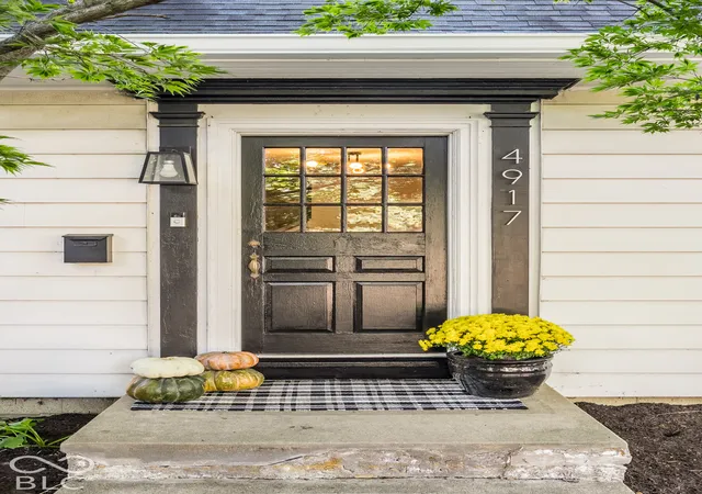 Photo 2 of Single family home for sale at 4917 Evanston Ave, Indianapolis, IN 46205 | MLS# 22128789 | Listing updated on 2026-10-01