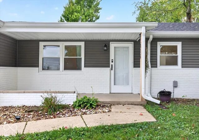 Photo 3 of Single family home for sale at 2815 Yellowwood Ct, Columbus, IN 47203 | MLS# 22128790 | Listing updated on 2026-10-06