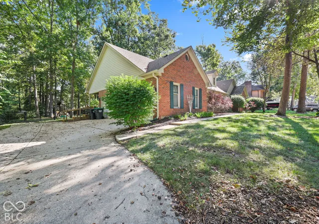 Photo 4 of Single family home for sale at 431 N Timber Trl, Greenwood, IN 46142 | MLS# 22128822 | Listing updated on 2026-09-30