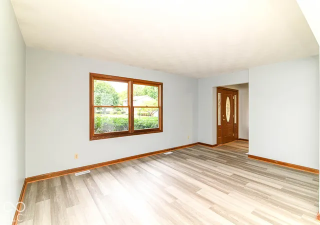 Photo 4 of Single family home for sale at 8129 Burn Ct, Indianapolis, IN 46217 | MLS# 22128826 | Listing updated on 2026-10-01