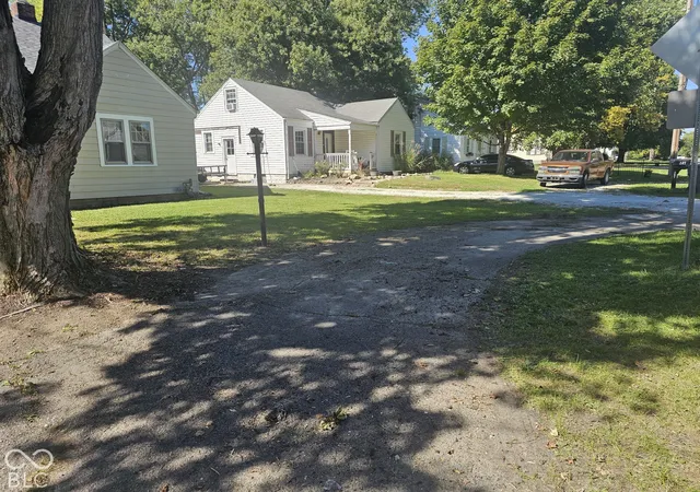 Photo 3 of Single family home for sale at 211 Nursery Rd, Anderson, IN 46012 | MLS# 22128833 | Listing updated on 2026-09-29