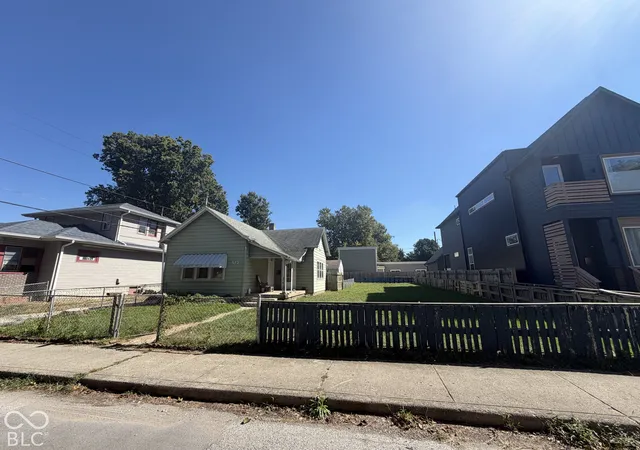 Photo 2 of Sale Pending at 923 Spruce St, Indianapolis, IN 46203 | MLS# 22128847 | Listing updated on 2026-10-06