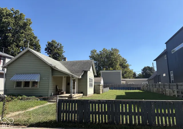 Photo 3 of Sale Pending at 923 Spruce St, Indianapolis, IN 46203 | MLS# 22128847 | Listing updated on 2026-10-06