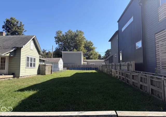 Photo 3 of Sale Pending at 923 Spruce St, Indianapolis, IN 46203 | MLS# 22128847 | Listing updated on 2026-10-06