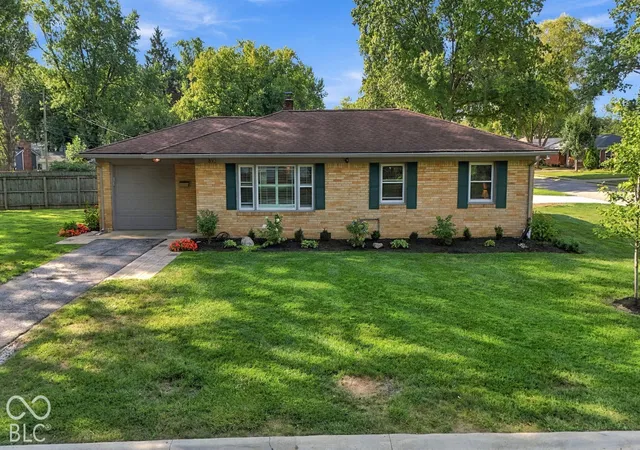 Photo 1 of Single family home for sale at 895 W Poplar St, Zionsville, IN 46077 | MLS# 22128890 | Listing updated on 2026-10-02