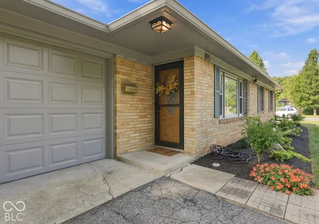 Photo 2 of Single family home for sale at 895 W Poplar St, Zionsville, IN 46077 | MLS# 22128890 | Listing updated on 2026-10-02
