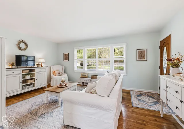 Photo 3 of Single family home for sale at 895 W Poplar St, Zionsville, IN 46077 | MLS# 22128890 | Listing updated on 2026-10-02