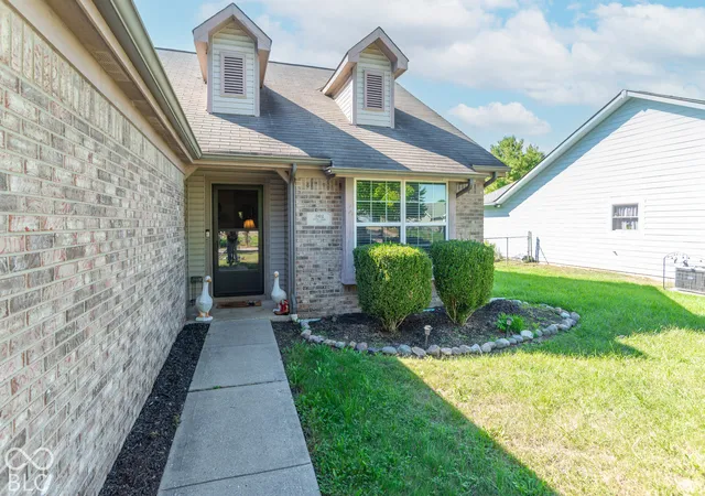 Photo 2 of Sale Pending at 662 Red Oak Way, Mooresville, IN 46158 | MLS# 22128924 | Listing updated on 2026-10-04