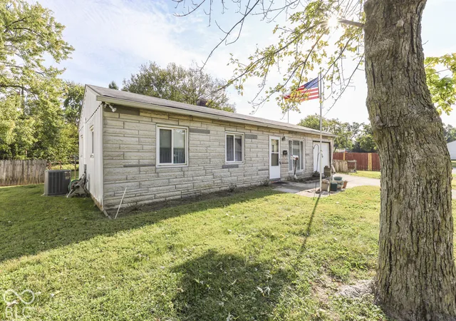 Photo 3 of Single family home for sale at 3915 Arborcrest Dr, Indianapolis, IN 46226 | MLS# 22128994 | Listing updated on 2026-10-02