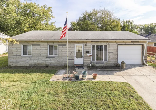 Photo 4 of Single family home for sale at 3915 Arborcrest Dr, Indianapolis, IN 46226 | MLS# 22128994 | Listing updated on 2026-10-02