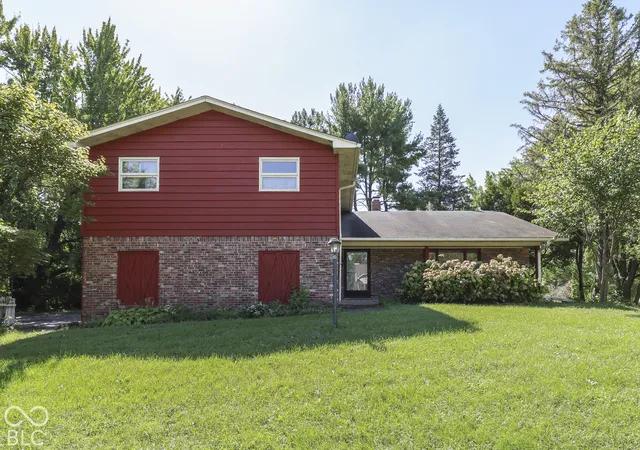 Photo 1 of Sale Pending at 1715 Ridge Hl Ln, Indianapolis, IN 46217 | MLS# 22129013 | Listing updated on 2026-10-06