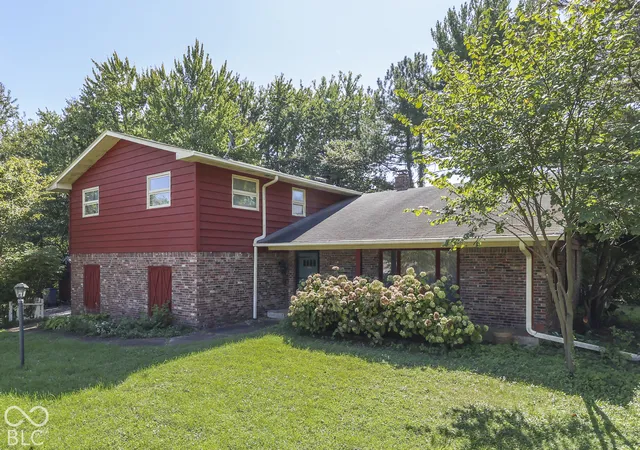 Photo 2 of Sale Pending at 1715 Ridge Hl Ln, Indianapolis, IN 46217 | MLS# 22129013 | Listing updated on 2026-10-06