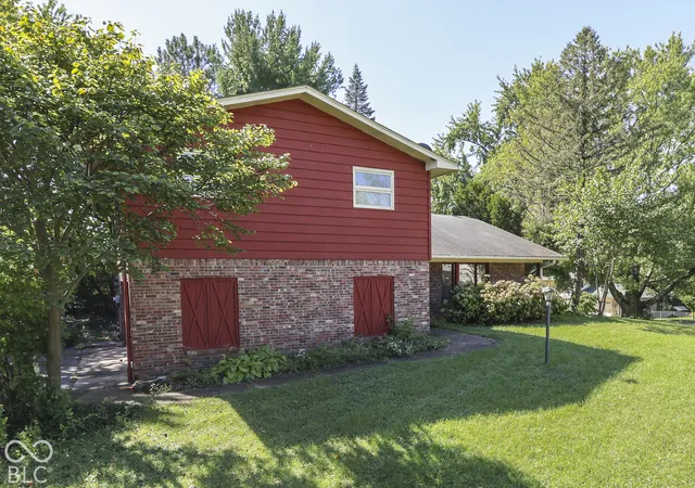 Photo 3 of Sale Pending at 1715 Ridge Hl Ln, Indianapolis, IN 46217 | MLS# 22129013 | Listing updated on 2026-10-06