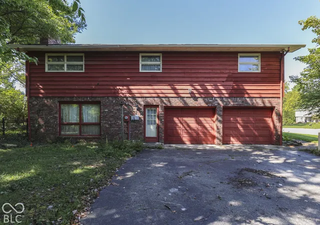 Photo 3 of Sale Pending at 1715 Ridge Hl Ln, Indianapolis, IN 46217 | MLS# 22129013 | Listing updated on 2026-10-06